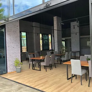 Hotell Nemesis, Sarandë